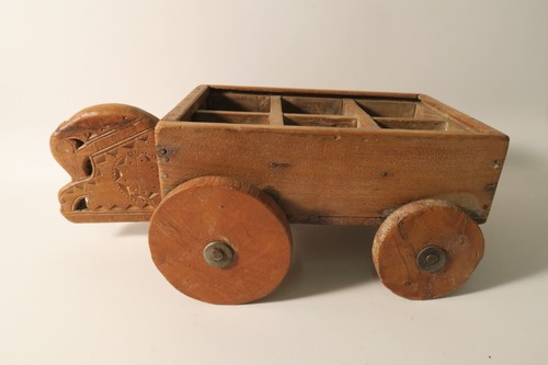 Kurioser behälter wagen holz - kurioser,